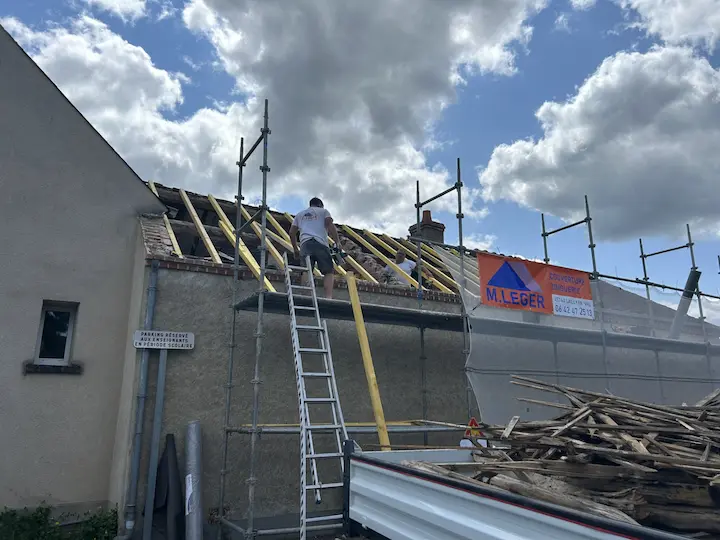 Rénovation toiture ardoise Chantier de reprise complète de toiture en ardoise à Blois